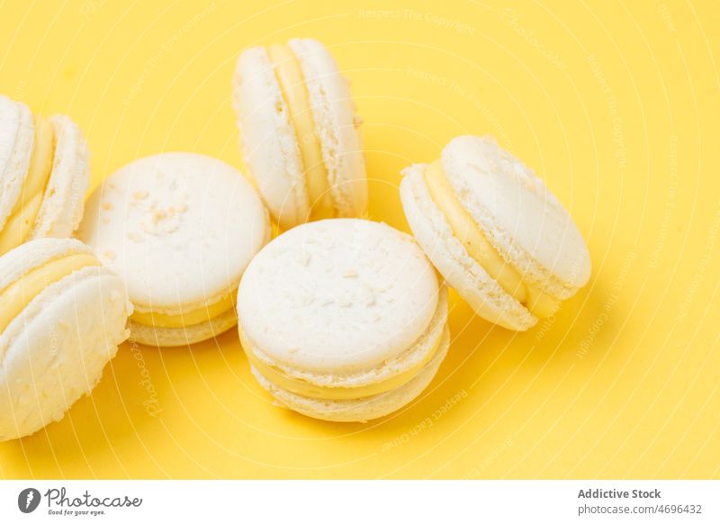 Stapel von Vanille-Macarons auf gelbem Hintergrund weiß Dessert süß Konfekt Konditorei schwelgen Leckerbissen Lebensmittel Geschmack frisch geschmackvoll lecker