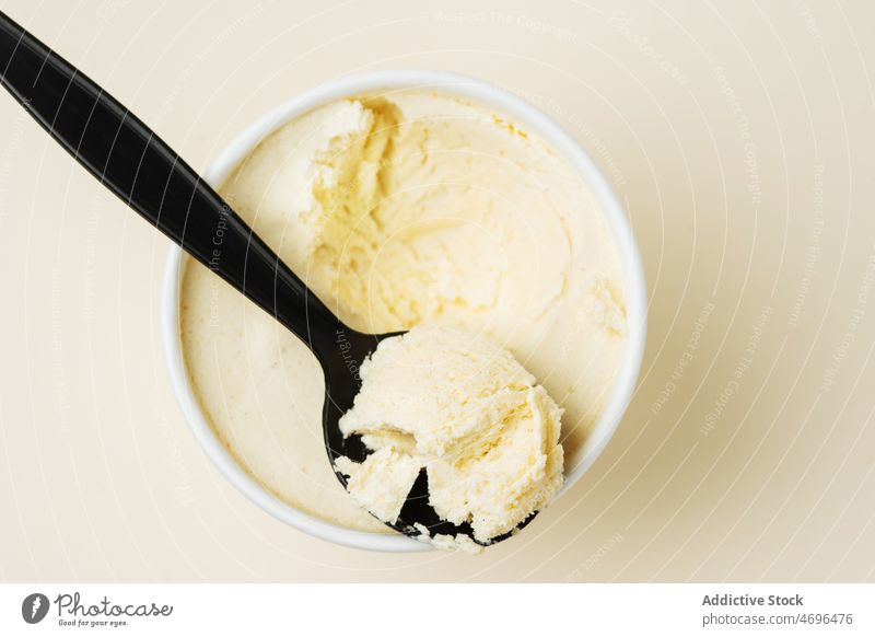 Eiskremkübel auf weißer Oberfläche Speiseeis Kübel Dessert kalt süß Vanille Kalorie Geschmack gefroren Leckerbissen lecker Löffel geschmackvoll Zucker Licht