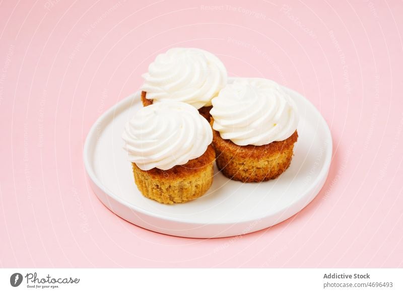 Süße Cupcakes mit weißem Zuckerguss Dessert süß Konfekt Gebäck Konditorei Belag Leckerbissen Sahne Vanille Lebensmittel frisch geschmackvoll lecker appetitlich