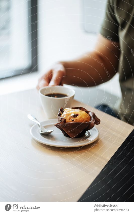 Anonyme Person im Cafe mit Muffin und Kaffee Dessert Café süß Konfekt Gebäck Konditorei Kaffeepause Leckerbissen dienen Lebensmittel frisch geschmackvoll lecker