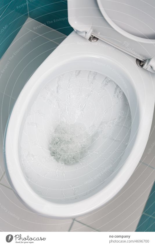 Wasser, das in eine weiße Toilette fließt Kleiderschrank Klosettbecken Schalen & Schüsseln nass neu strömen Reinigen Draufsicht Keramik Sanitärartikel sanitär