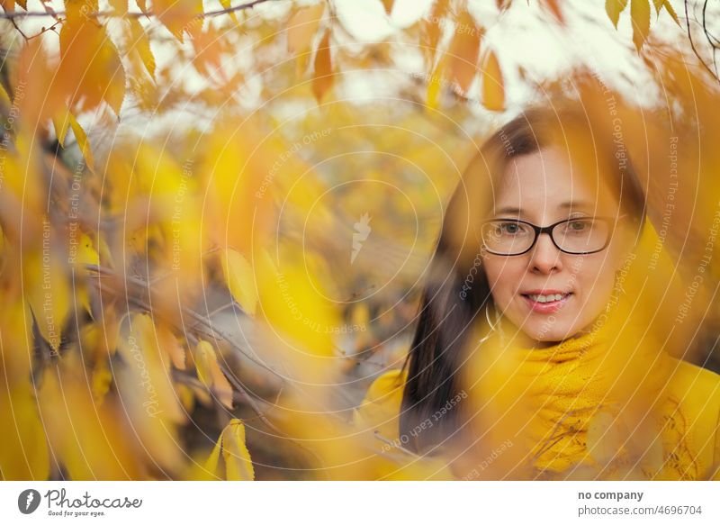 schöne Frau in gelber Jacke und Schal vor einem herbstlichen Waldhintergrund fallen Porträt Gesicht Herbst hübsch niedlich Schönheit Blätter Natur im Freien