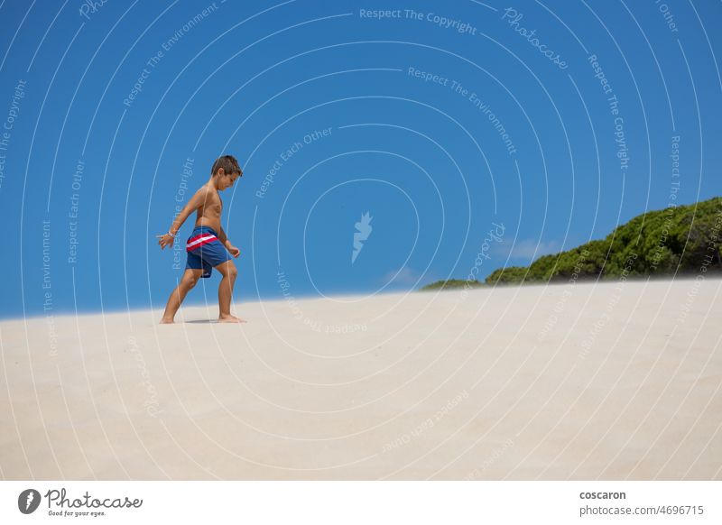 Kleiner Junge auf einer Düne an einem spanischen Strand bezaubernd blau Blauer Himmel bolonia Cadiz Karibik Kaukasier heiter Kind Kindheit Küstenlinie de