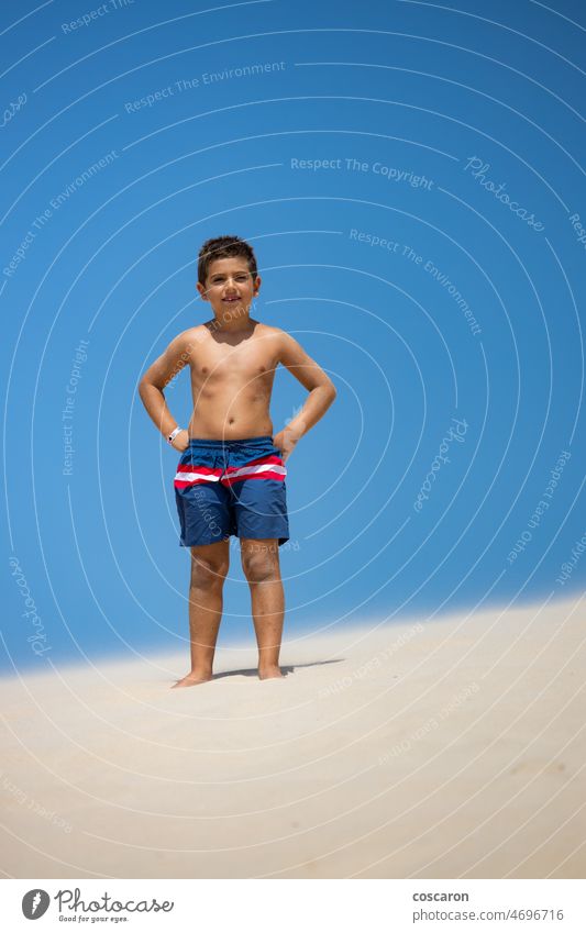 Porträt eines süßen Jungen auf einer Düne am Strand bezaubernd blau Blauer Himmel bolonia Cadiz Karibik Kaukasier heiter Kind Kindheit Küstenlinie de Freiheit