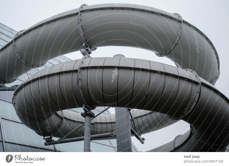 Spirale von Röhren einer Wasserrutsche Architektur Strukturen & Formen Glas Stahl grau geometrisch Komposition Freizeit Tourismus Konstruktion Außenseite