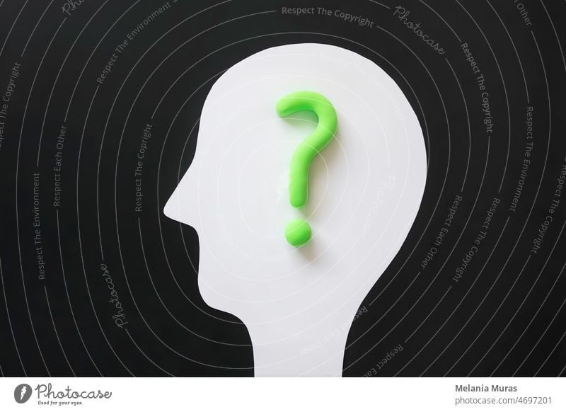 Umriss eines Kopfes mit Fragezeichen im menschlichen Geist. Konzept der Innovation, Neugierde, Kreativität oder Selbstzweifel oder Zögern. 3d abstrakt Antwort