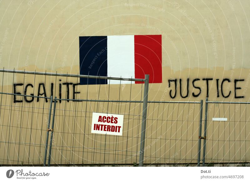 Egalité Justice justice Frankreich Flagge Botschaft Fassade Zaun Bauzaun bemalt Schilder & Markierungen Verbotsschild Absperrung Gitter Graffiti Gleichheit