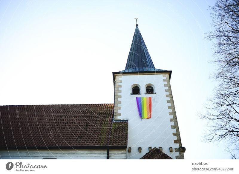 Regenbogenfahne an einer Kirche - Zeichen für Toleranz und Frieden Regenbogenflagge glaube Vielfalt pride Hoffnung symbol konzept Homosexualität Freiheit