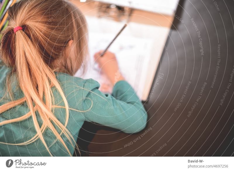Kind macht Hausaufgaben schreiben Homeschooling malen lernen Schule Bildung Stift Heft Mädchen eifrig fleißig