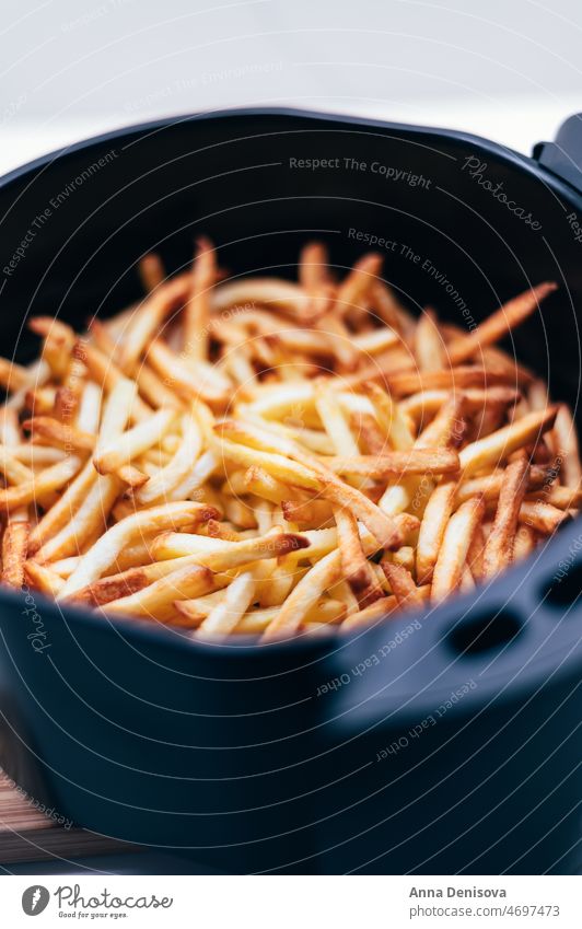 Heißluftfritteuse mit Pommes frites auf der Arbeitsplatte frittiert Chips Fingerchips Fries airfryer Fritteuse Air kein Öl beruhigende Lebensmittel
