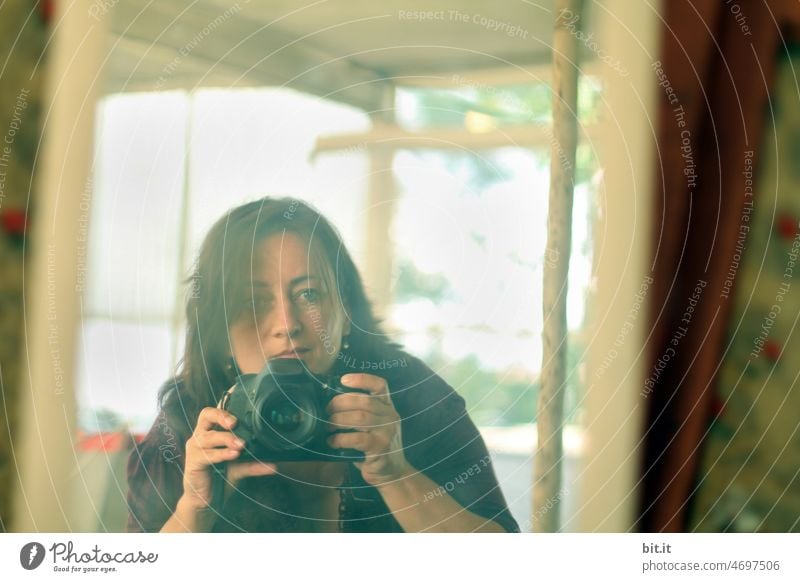 Lichtfängerin vor Glas, mit Canon - Kamera. Frau kamera Porträt Mensch Erwachsene Gesicht Schwache Tiefenschärfe feminin 18-30 Jahre Blick in die Kamera
