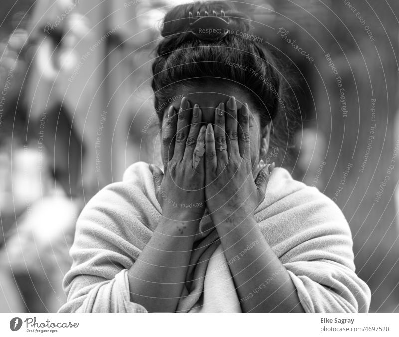 Eine jungen Frau verzweifelt.... Trauer Traurigkeit Schwarzweißfoto Verzweiflung Haare & Frisuren bedeckt gesichtbedeckt