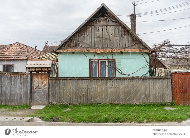 Traditionelles altes Haus mit Vorgartenzaun in einer Stadt. Ländliche Szene. 2019 Praid Rumänien abstrakt antik Appartement Architektur Gebäude Großstadt
