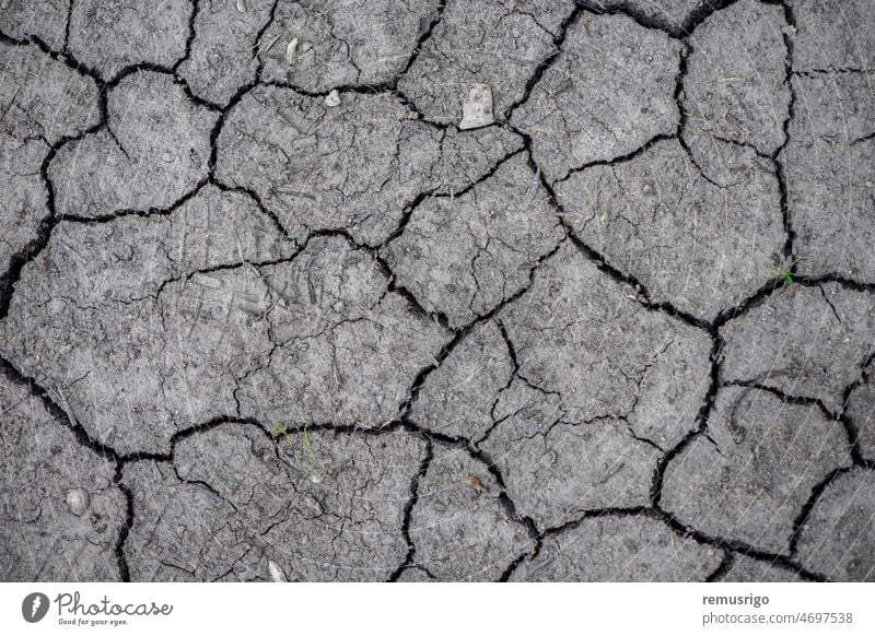 Abstrakte Textur. Trockener Boden mit Rissen. 2019 Rumänien Timisoara abstrakt trocken Hintergrund unfruchtbar gebrochen Ton Klima Nahaufnahme geknackt