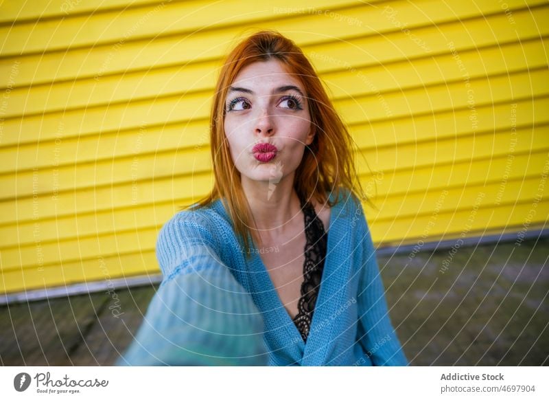 Charmante Frau nimmt Selfie auf der Straße Selbstportrait soziale Netzwerke Stil Streetstyle schmollende Lippen Entengesicht Vorschein trendy Großstadt charmant