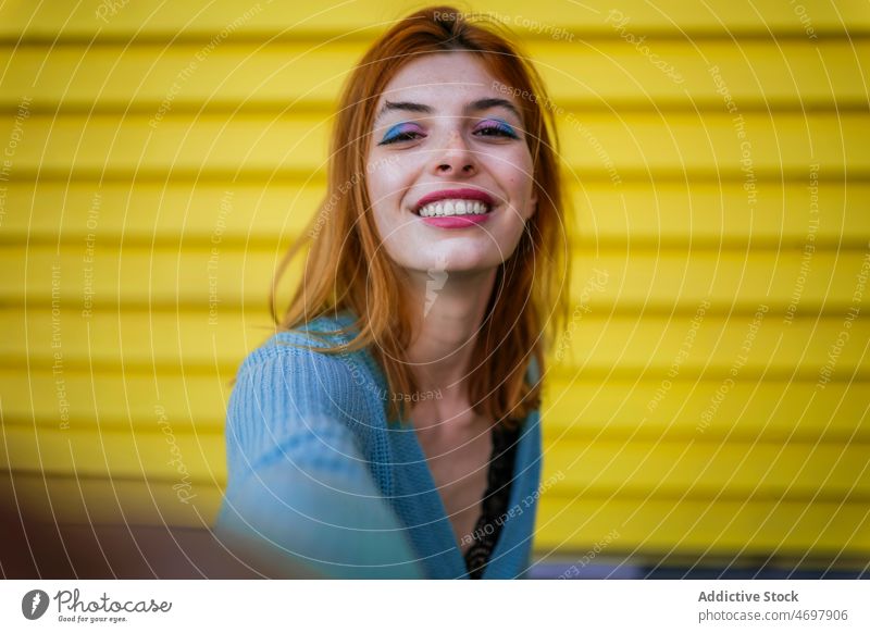 Charmante Frau nimmt Selfie auf der Straße Selbstportrait soziale Netzwerke Stil Streetstyle Vorschein trendy Großstadt charmant Dame urban Licht feminin Stadt