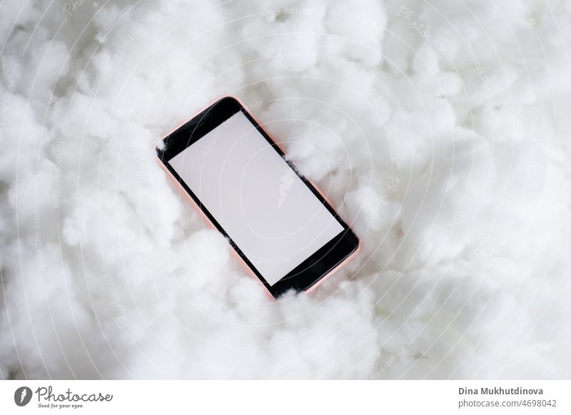 Ein Mobiltelefon in einer Süßigkeit Farbe rosa Fall auf flauschige Textur. Weißer Bildschirm leer App Mockup. Cloud-Technologie-Konzept. Mobile App. Soziale Medien. Devops Technologie. Informatik und Cloud-Lösungen. IT-Industrie.