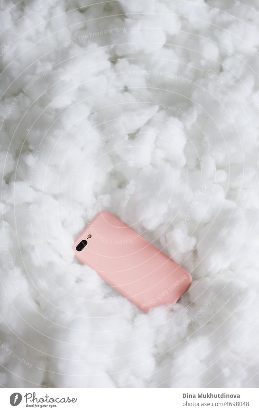 Ein Mobiltelefon in einer Süßigkeit Farbe rosa Fall auf flauschige Textur. Cloud-Technologie-Konzept. Mobile App. Soziale Medien. Devops Technologie. Informatik und Cloud-Lösungen. IT-Industrie.