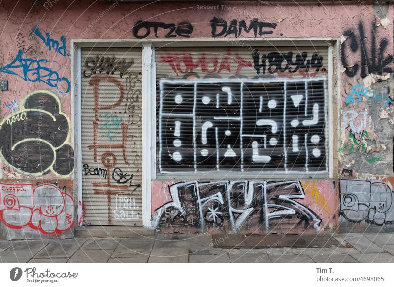 ein geschlossener Laden in Prenzlauer Berg Berlin Ladengeschäft Graffiti Stadt Außenaufnahme Hauptstadt Stadtzentrum Menschenleer Tag Altstadt Architektur