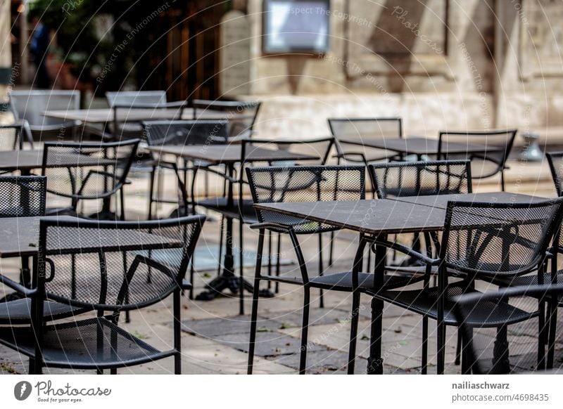 Restaurant Detailaufnahme geschlossen minimalistisch leergeräumt Sommer ruhig ungemütlich Straßenrand Terrasse Einsamkeit Farbfoto Möbel Stühle Biergarten Café