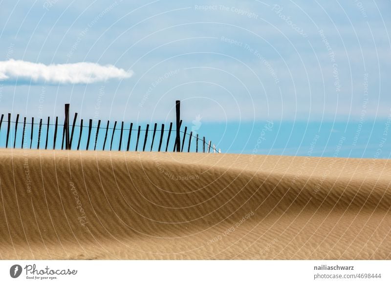 Am Strand Sand Dünen Zaun Zaunpfahl Meer Meereslandschaft Himmel himmelblau Horizont Horizont über dem Wasser Streifen Stimmung Naturfotografie