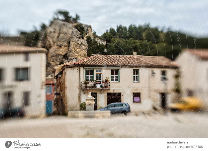 Stadt kleine stadt straße reisen Provinz Häuser Haus Fassade alt Reise Reisefotografie erkunden Fenster Felsen Provence Spaziergang Tilt-Shift Farbfoto