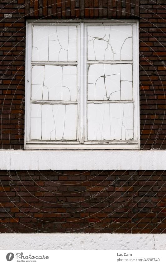 Der Lack ist ab - gealtert und geschlossen Fenster verwittert Risse Klinkerfassade Lauf der Zeit Strukturen & Formen Zahn der Zeit Wandel & Veränderung