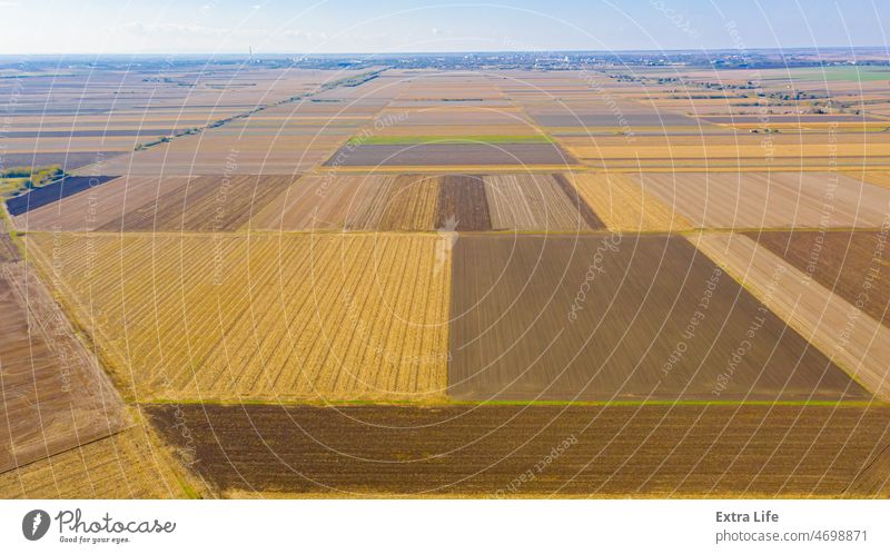 Luftaufnahme von landwirtschaftlichen Feldern im Herbst, landwirtschaftliche Felder oben Nach der Ernte Ackerbau anbaufähig Müsli farbenfroh Land Landschaft