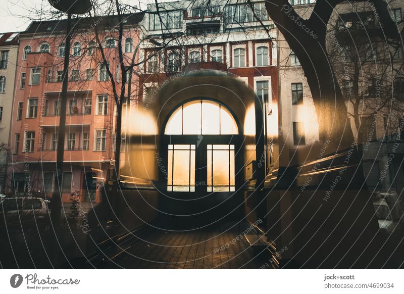 Tor zwischen Außen- und Innenwelt des Selbst Kreuzberg Fassade Surrealismus Sinnestäuschung Toreinfahrt Silhouette Reflexion & Spiegelung Sonnenlicht