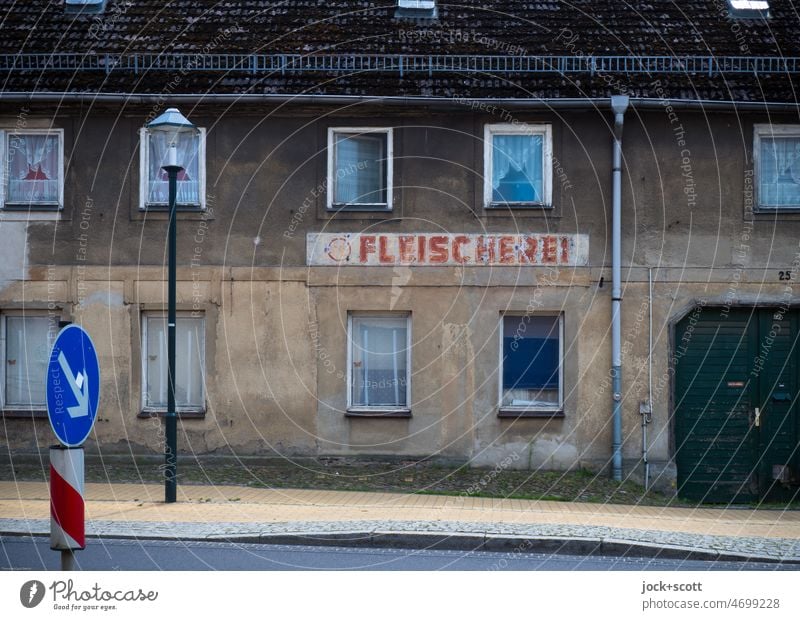 Es war einmal die Fleischerei an der Hauptstraße Haus Metzger Laden Wort Fassade Typographie Deutsch Brandenburg alt DDR Schilder & Markierungen verwittert