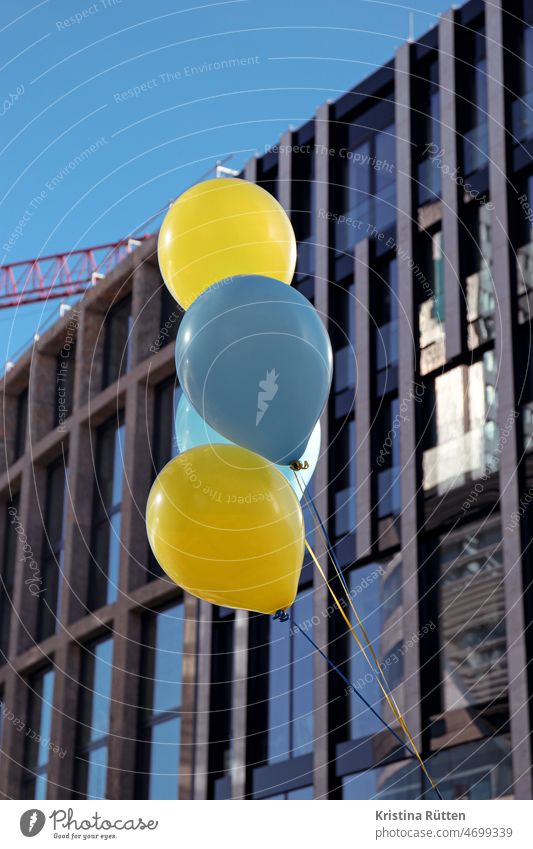 ballons in blau und gelb luftballons ukraine ukrainisch zeichen symbol frieden demokratie freiheit protest solidarität aktivismus straße draußen öffentlich