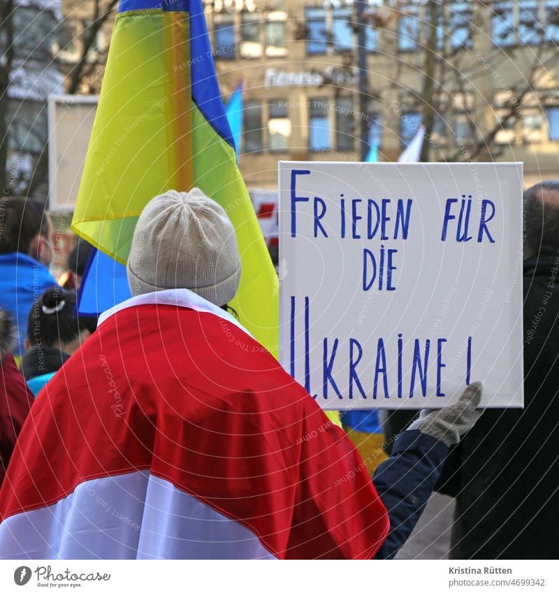 frieden für die ukraine schild bei einer friedensdemo protest demonstration protestschild fahne flagge kundgebung friedensmarsch solidarität aktivismus menschen