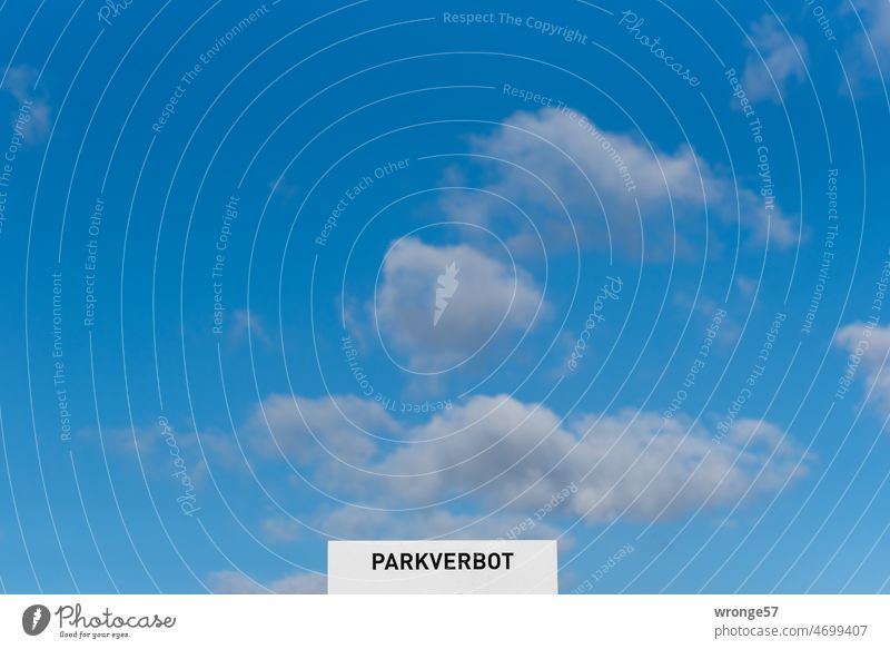 Parkverbot am Himmel Schilder Schilder & Markierungen Außenaufnahme Farbfoto parken Hinweisschild Blauer Himmel Haufenwolken Wolken Schönes Wetter Warnschild