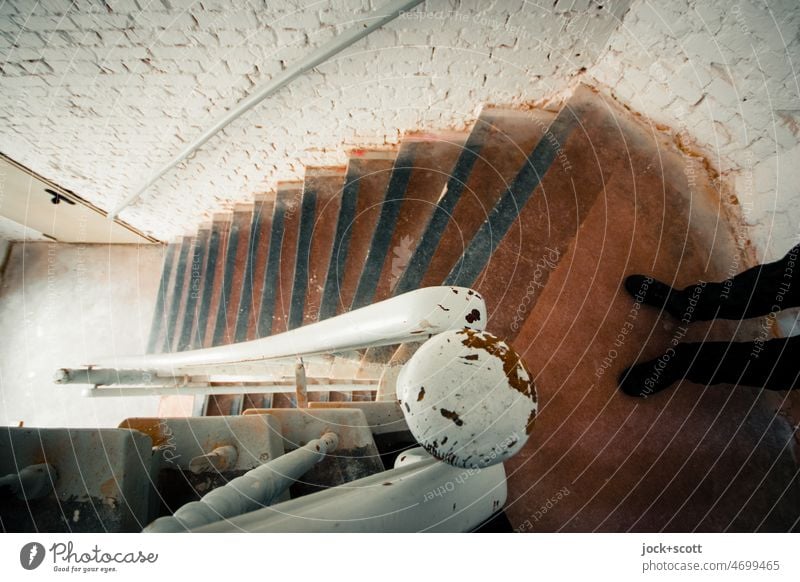 oben an der Treppe angekommen Architektur Weitwinkel Beine Vogelperspektive Treppengeländer alt weiß gestrichen abgenutzt Treppenhaus Treppenabsatz Stockwerk
