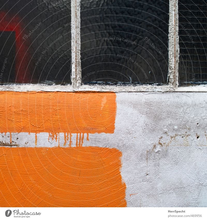 Unvollendet Paris Stadt Altstadt Mauer Wand Fassade Fenster trashig trist grau orange Farbstoff streichen Farbverlauf Hinterhof Hof unvollendet Farbfoto