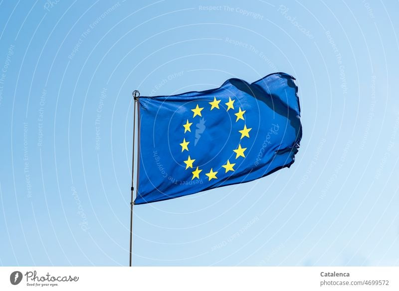 Europaflagge Fahne Flagge Zwölf fünfzackige Sterne Symbol Europäische Union Länder Wind Wehen Himmel Blau Ultramarinblau Gold schönes Wetter Fahnenmast Tag