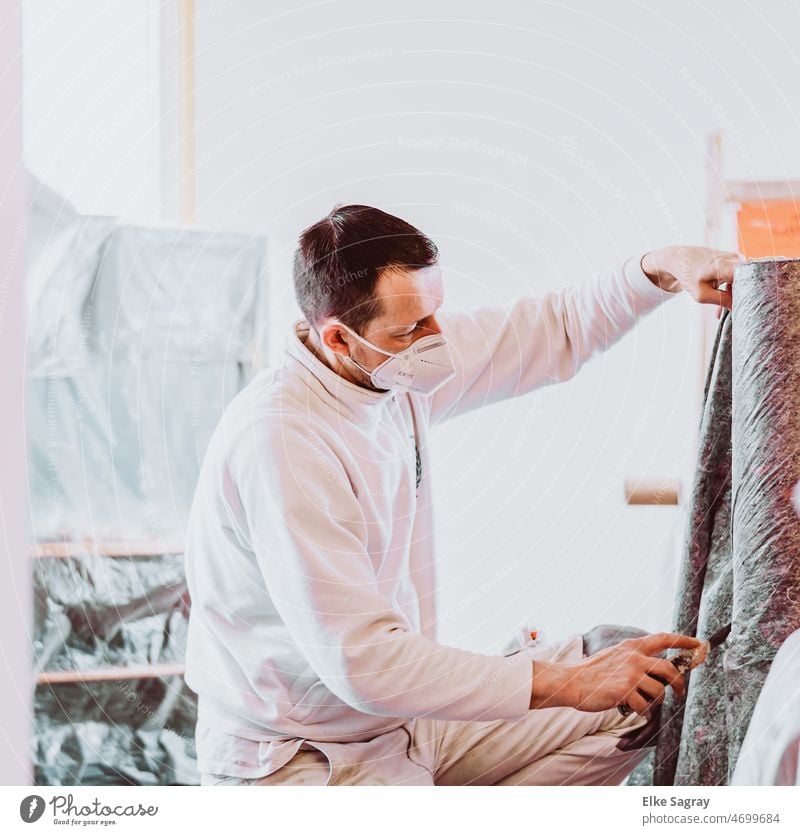 Ein Profi bei der Arbeit.... Maler streichen mehrfarbig Innenaufnahme Anstreicher Handwerk Renovieren Umzug (Wohnungswechsel) Textfreiraum oben Farbfoto