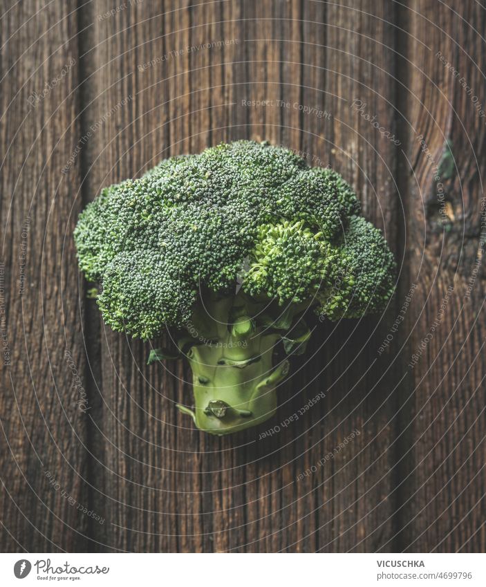 Nahaufnahme von ganzen grünen Brokkoli auf braunen rustikalen hölzernen Hintergrund abschließen organisch Gemüse Gesundheit Lifestyle Draufsicht Lebensmittel