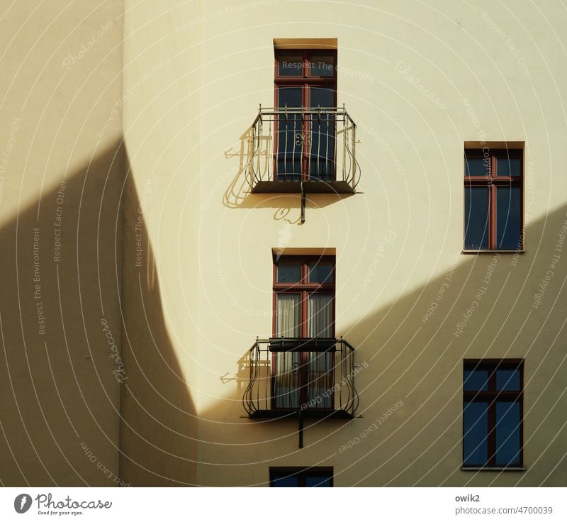 Balkonien Görlitz Kleinstadt Haus Fassade bürgerlich Fenster Geländer Balkongeländer klein sparsam Metall schmiedeeisern schmiedeeiserne Balkone vornehm elegant