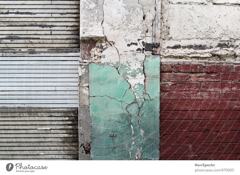 WGR Paris Stadt Altstadt Bauwerk Gebäude Mauer Wand alt Armut ästhetisch kaputt schön trashig trist grau grün rot weiß Mauerschaden Riss Backsteinwand Hinweis