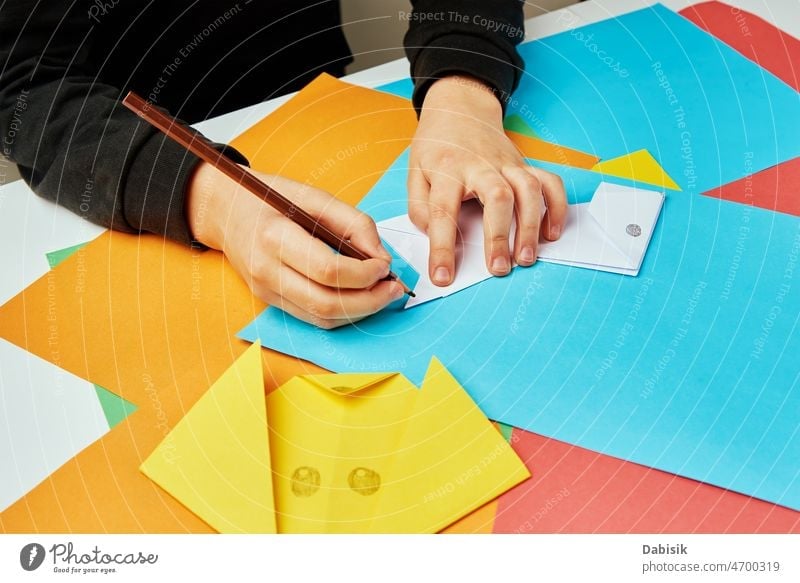 Junge macht Papier Hund Origami Kreativität handgefertigt Kind Beruf Hände kreativ Belehrung Bildung Figur farbenfroh Farbe Kunsthandwerk spielen Handwerk