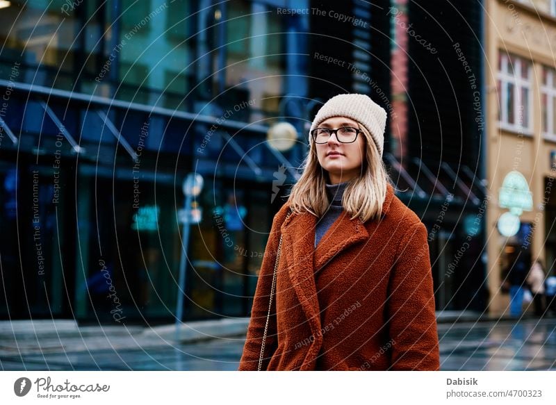 Frau zu Fuß in der Stadt Straße Großstadt im Freien Lifestyle Business Porträt Mädchen jung Gesicht urban Geschäftsfrau anhaben reisen tausendjährig Erfolg