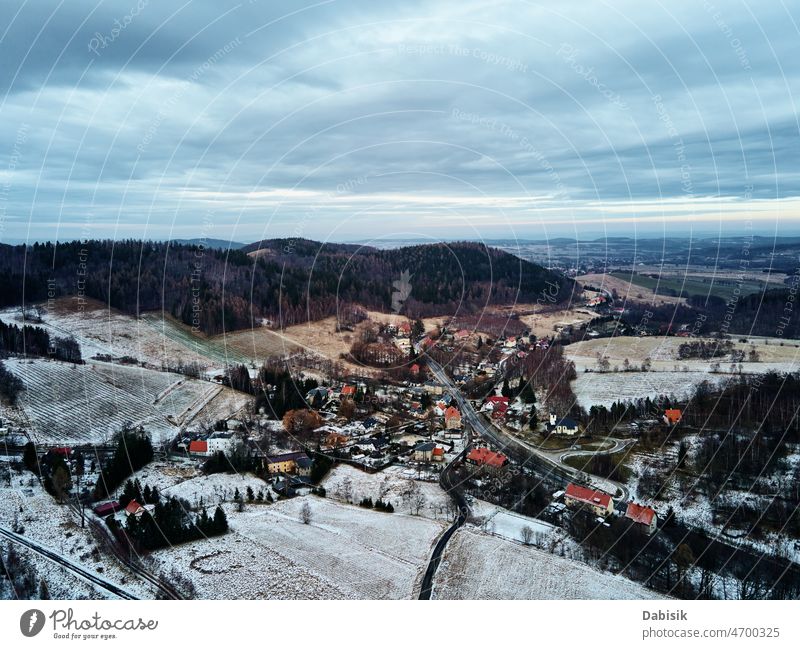 Winterlandschaft mit Dorf in den Bergen Berge u. Gebirge Antenne Landschaft Natur Wald Schnee Straße im Freien Ansicht Ausflug reisen hoch malerisch oben schön