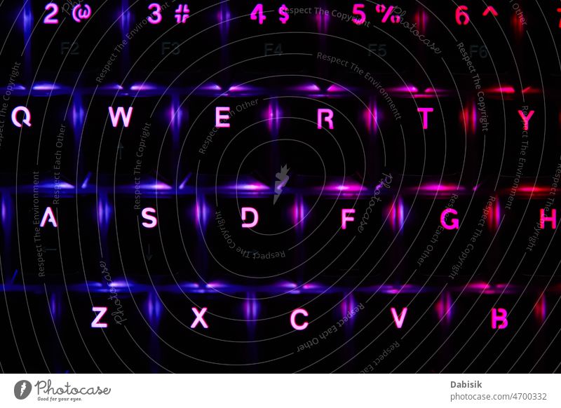 Gaming-Tastatur in RGB auf dunklem Hintergrund Keyboard Licht Spiel Spieler Schaltfläche Nacht dunkel pc Computer mechanisch Typ Spielen online Dienst schwarz