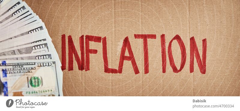 Welt Inflation Konzept. Karton mit Wort Inflation und usd-Banknoten Krise Finanzen wirtschaftlich Rechnung Risiko Verbraucher hoch Währung uns Business Erträge
