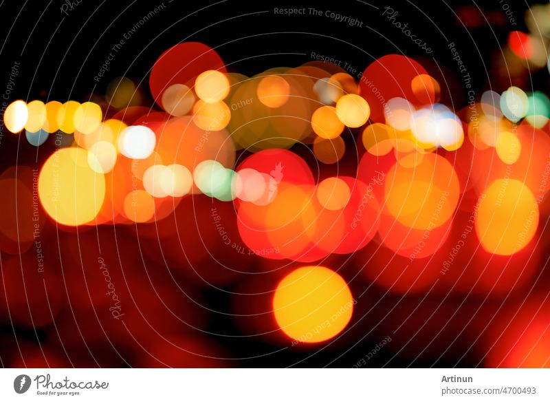 Unscharfe rote und orange Bokeh Hintergrund. Blur abstrakten Hintergrund der städtischen Licht. Warmes Licht mit schönen Muster von runden Bokeh. Licht in der Nacht. Straßenlaterne Lichter in der Stadt in der dunklen Nacht.