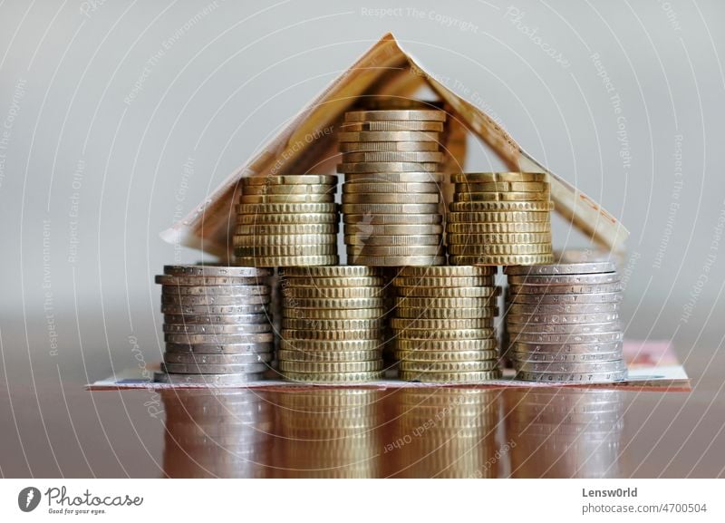 Ein Haus aus Euro-Münzen und -Scheinen: Hypothek, Miete, Investition kaufen Bargeld Geldmünzen Konzept Konstruktion Währung wirtschaftlich Anwesen Finanzen