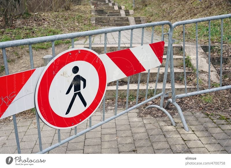 Absperrgitter und Verkehrszeichen - Verbot für Fußgänger - vor einer Treppenanlage im Park / VZ 259 / Durchgangsverbot Verkehrsschild Schrankenzaun Metallzaun
