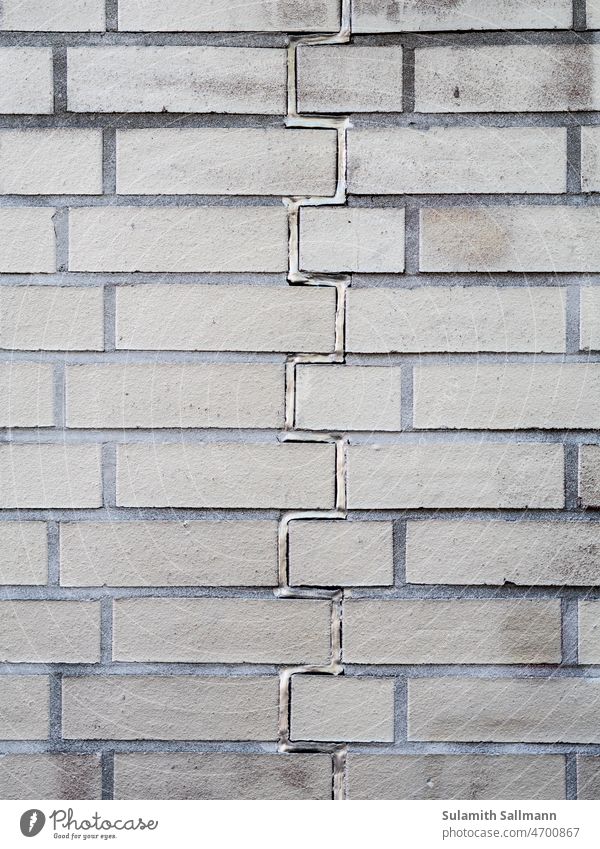sauber geflickte Mauer abstrakt Linie Naturmaterial Stein Steine Ziegel Ziegelsteine Muster Textur Hintergrund gemauert repariert Puzzle Wand Struktur weiß hell