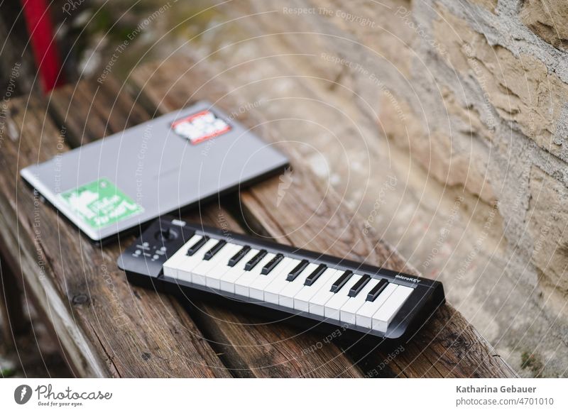 Mini-Keyboard und Laptop auf Holzbank Komponist musikinstrument midiboard tasteninstrument Klavier komponieren musizieren Musiker